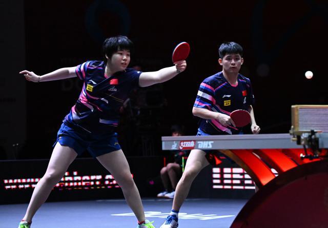 （体育）（17）乒乓球——世乒赛：林诗栋_蒯曼晋级混双八强+XxjpseC007178_20250520_PEPFN0A001.jpg